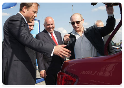 Председатель Правительства Российской Федерации В.В.Путин осмотрел новую бюджетную модель АвтоВАЗа – «Ладу-Гранту»
