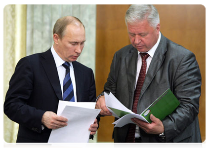Prime Minister Vladimir Putin and Chairman of the Federation of Independent Trade Unions Mikhail Shmakov
