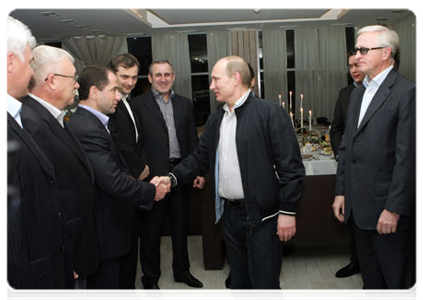Накануне вечером В.В.Путин провел в Сочи неформальную встречу с активом Общероссийского народного фронта и руководством партии «Единая Россия»
