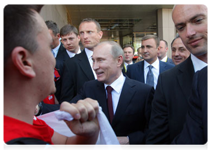 Председатель Правительства Российской Федерации В.В.Путин в Братиславе пообщался с хоккейными болельщиками