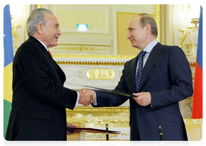 Prime Minister Vladimir Putin and Brazilian Vice President Michel Temer signing a joint statement following the fifth session of the Russian-Brazilian high-level commission on cooperation