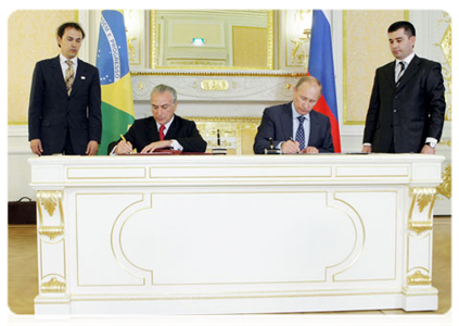Prime Minister Vladimir Putin and Brazilian Vice President Michel Temer signing a joint statement following the fifth session of the Russian-Brazilian high-level commission on cooperation
