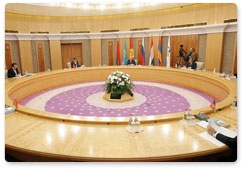 Председатель Правительства Российской Федерации В.В.Путин принял участие в заседании Межгосударственного совета Евразийского экономического сообщества в узком составе