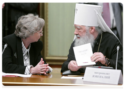 Galina Bogolyubova, president of the Russian Slavonic Foundation, and Metropolitan Juvenaly of Krutitsy and Kolomna, deputy co-chairman of the Russian Organising Committee to Prepare for and Hold Slavonic Alphabet and Culture Day, at the Committee’s meeting