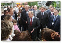 Председатель Правительства Российской Федерации В.В.Путин в ходе рабочего визита в Псков ознакомился с благоустройством дворов города  и пообщался с местными жителями