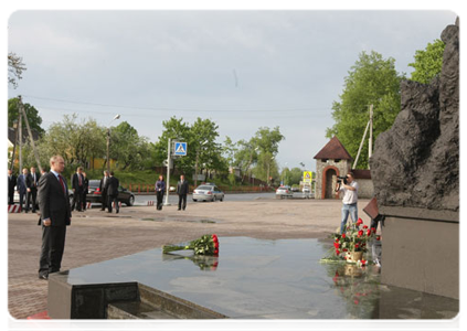 Prime Minister Vladimir Putin lays a bouquet of red roses at the monument to paratroopers of the Pskov airborne division who lost their lives in battle in the mountains of Chechnya in 2000