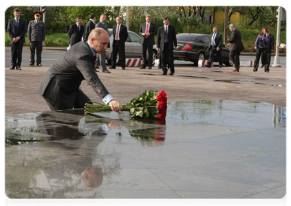 Председатель Правительства Российской Федерации В.В.Путин возложил букет красных роз к памятнику воинам-десантникам Псковской дивизии ВДВ, погибшим во время операции в горах Чечни в 2000 году