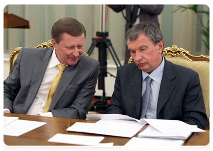 Deputy prime ministers Sergei Ivanov and Igor Sechin at a meeting on drafting the federal budget for 2012 and 2013-2014