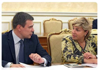 Deputy Minister of Economic Development Oleg Saveliev and Deputy Finance Minister Tatyana Nesterenko at a meeting on drafting the federal budget for 2012 and 2013-2014