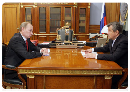 Prime Minister Vladimir Putin at a meeting with Yaroslavl Region Governor Sergei Vakhrukov