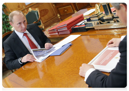 Prime Minister Vladimir Putin at a meeting with Yaroslavl Region Governor Sergei Vakhrukov