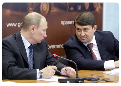 Prime Minister Vladimir Putin and Minister of Transport Igor Levitin at a meeting on improving the efficiency of road construction and maintenance