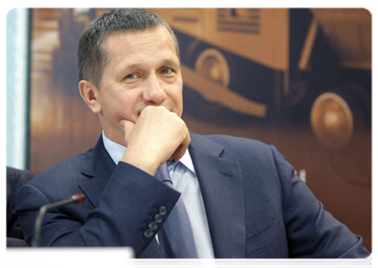 Minister of Natural Resources and Environment Yury Trutnev at a meeting on improving the efficiency of road construction and maintenance
