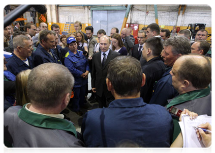 Prime Minister Vladimir Putin speaks with workers at the Tverskoy Ekskavator plant