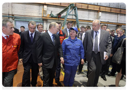 Prime Minister Vladimir Putin speaks with workers at the Tverskoy Ekskavator plant