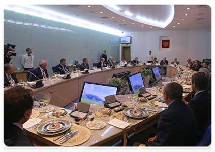 United Russia’s interregional conference session was followed by a luncheon held among governors, lawmakers, and regional leaders from the party