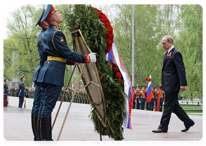 Prime Minister Vladimir Putin at wreath-laying ceremony at the Tomb of Unknown Soldier