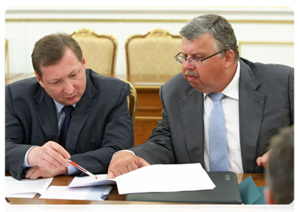 Deputy Energy Minister Sergei Kudryashov and Head of the Federal Customs Service Andrei Belyaninov at a meeting on gas industry taxation