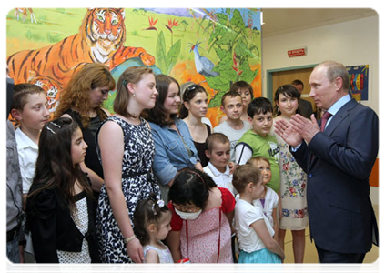 Prime Minister Vladimir Putin visiting the Federal Research and Clinical Centre for Children’s Hematology, Oncology and Immunology and talking to the young patients
