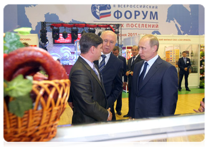 Prime Minister Vladimir Putin at the exhibition of local farming and food processing products in the village of Atemar during trip to Mordovia