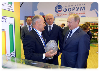 Председатель Правительства Российской Федерации В.В.Путин осмотрел в селе Атемар выставку продукции перерабатывающих и сельскохозяйственных предприятий республики