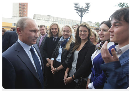 After viewing the exhibit, Vladimir Putin spoke with students from the National Culture Institute, a branch of the Nikolai Ogarev State University of Mordovia