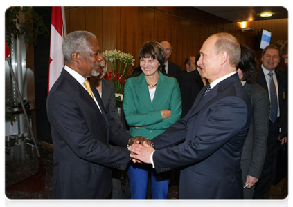 После окончания переговоров с Президентом Швейцарской Конфедерации Мишлин Кальми-Ре В.В.Путин встретился с бывшим Генеральным секретарем ООН Кофи Аннаном