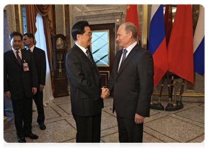 Перед переговорами Председатель Правительства Российской Федерации В.В.Путин и Председатель КНР Ху Цзиньтао осмотрели штаб-квартиру ОАО «Газпром»