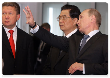 Перед переговорами Председатель Правительства Российской Федерации В.В.Путин и председатель КНР Ху Цзиньтао осмотрели штаб-квартиру ОАО «Газпром»