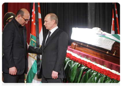Председатель Правительства Российской Федерации В.В.Путин принял участие в церемонии прощания с президентом Абхазии С.В.Багапшем, скончавшимся в минувшее воскресенье