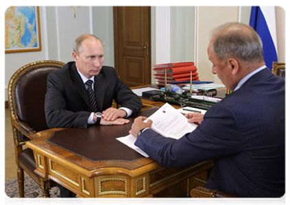 Prime Minister Vladimir Putin at a meeting with Vnesheconombank Chairman Vladimir Dmitriyev