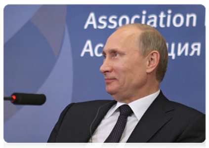 Prime Minister Vladimir Putin with core members of Russian-French Dialogue public association in Paris