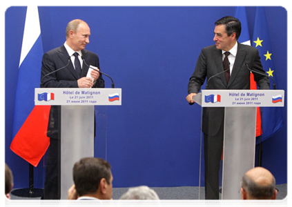 Prime Minister Vladimir Putin and his French counterpart, Francois Fillon, addressing the media following their talks