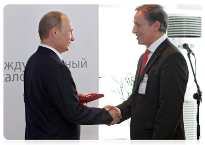 Председатель Правительства Российской Федерации В.В.Путин вручил награды французским астронавтам за заслуги в освоении космоса