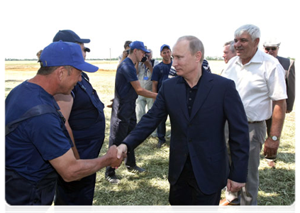 Председатель Правительства Российской Федерации В.В.Путин посетил сельхозкооператив и побеседовал с его работниками