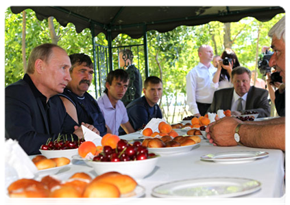 Председатель Правительства Российской Федерации В.В.Путин посетил сельхозкооператив и побеседовал с его работниками