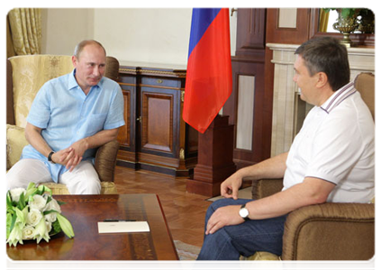 Prime Minister Vladimir Putin arrives in the Crimea on a private visit, meets with Ukrainian President Viktor Yanukovych