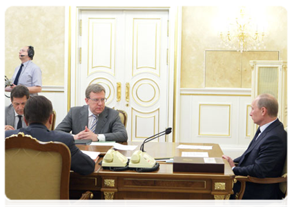Prime Minister Vladimir Putin chairing a Government Presidium meeting