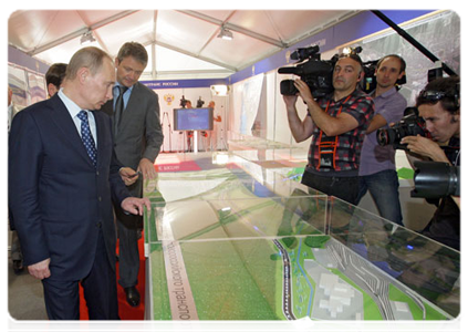 Председатель Правительства Российской Федерации В.В.Путин осмотрел экспозицию о развитии Новороссийского транспортного узла
