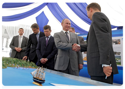 Before commissioning the Dzhubga-Lazarevskoye-Sochi gas pipeline, Vladimir Putin visited an exhibition devoted to its construction