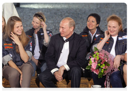 Председатель Правительства Российской Федерации В.В.Путин встретился в Сочи с первой сменой стройотряда - победителями акции «Стройотряд «Авторадио», а также артистами – участниками акции