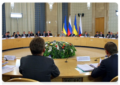 Prime Minister Vladimir Putin speaking with Ukrainian Prime Minister Mykola Azarov at an extended meeting during the eighth session of the Committee for Economic Cooperation