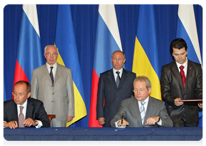 Following Russian-Ukrainian talks in Moscow, Vladimir Putin and Mykola Azarov sign the Russian-Ukrainian Economic Cooperation Programme for 2011-2020 and the protocol of the eighth meeting of the Russian-Ukrainian Interstate Commission’s Economic Cooperation Committee