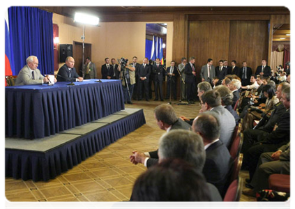 Председатель Правительства Российской Федерации В.В.Путин и Премьер-министр Украины Н.Я.Азаров провели совместную пресс-конференцию по итогам заседания Комитета по вопросам экономического сотрудничества
