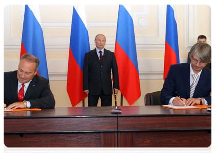 Representatives of the Ford Motor Company and Sollers sign a joint venture agreement in the presence of Prime Minister Vladimir Putin