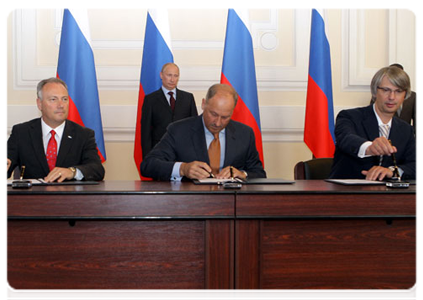Representatives of the Ford Motor Company and Sollers sign a joint venture agreement in the presence of Prime Minister Vladimir Putin