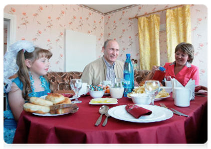 Председатель Правительства Российской Федерации В.В.Путин посетил село Тугнуй, где живет девочка Даша, получившая два года назад в подарок от Премьера «платье как у Золушки»