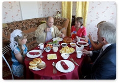 Председатель Правительства Российской Федерации В.В.Путин посетил село Тугнуй, где живет девочка Даша, получившая два года назад в подарок от Премьера «платье как у Золушки»