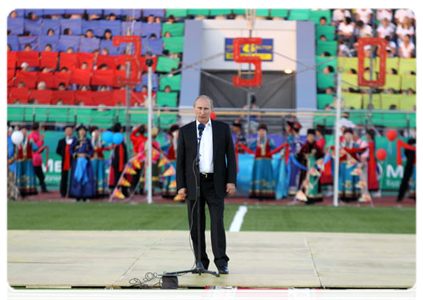 Председатель Правительства Российской Федерации В.В.Путин посетил Центральный стадион в Улан-Удэ - крупнейший спортивный объект в республике, построенный на берегах реки Селенги к юбилейным торжествам