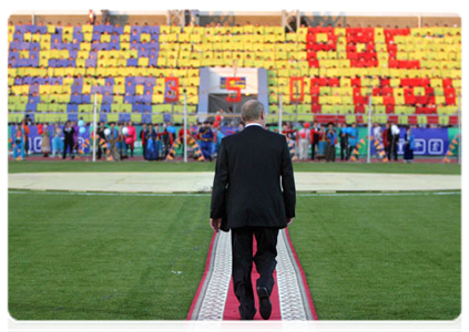 Председатель Правительства Российской Федерации В.В.Путин посетил Центральный стадион в Улан-Удэ - крупнейший спортивный объект в республике, построенный на берегах реки Селенги к юбилейным торжествам